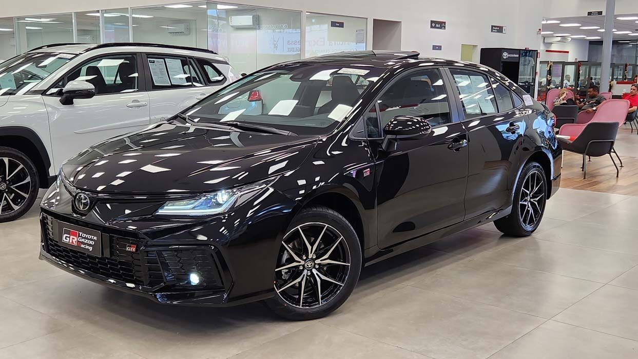 Toyota Corolla GR-Sport 2025: sedã ganha novidades na versão esportivada • Thiago Ventura/CNN