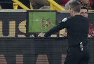 Liga alemã implementará testes com anúncio de decisões do VAR ao estádio