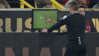 Árbitro checa o VAR durante partida da Bundesliga