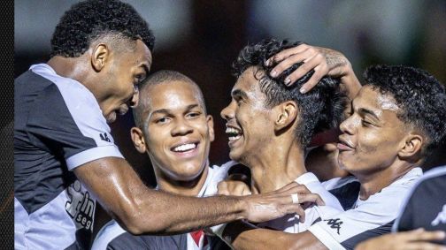 Vasco comemora classificação contra o Flamengo-SP