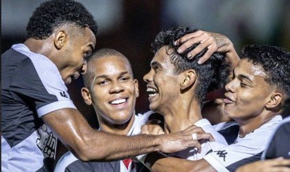 Vasco comemora classificação contra o Flamengo-SP