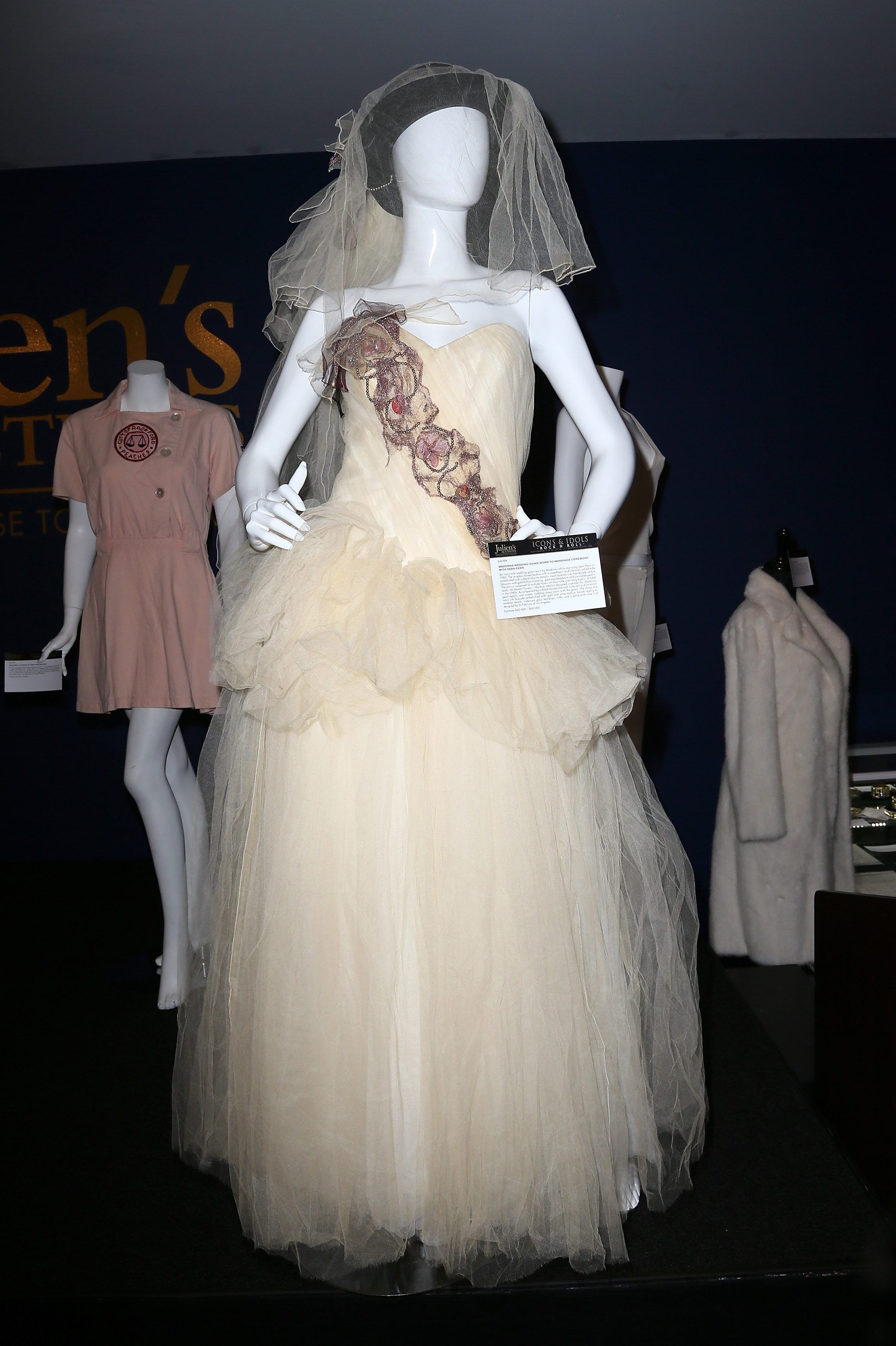 Vestido de Madonna é exibido na Prévia de Mídia da Julien's Auctions para o evento Icons & Idols: Rock N' Roll na Julien's Auctions • David Livingston/Getty Images