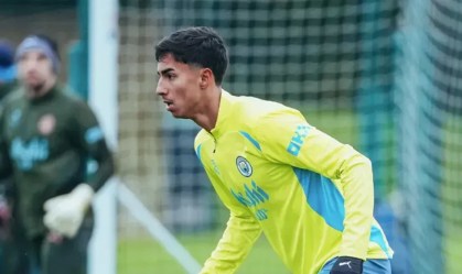 Vitor Reis durante treino do Manchester City