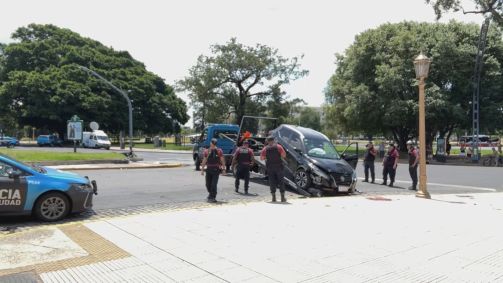 Carro de argentina que atropelou dois turistas brasileiros em Buenos Aires é rebocado