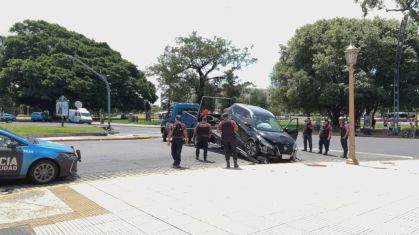 Carro de argentina que atropelou dois turistas brasileiros em Buenos Aires é rebocado
