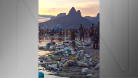 Faixa de lixo na praia de Ipanema