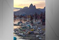 Prefeitura do Rio classifica como “vandalismo” lixo espalhado na orla de Ipanema