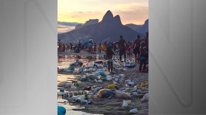Praia de Ipanema foi tomada pelo lixo no domingo