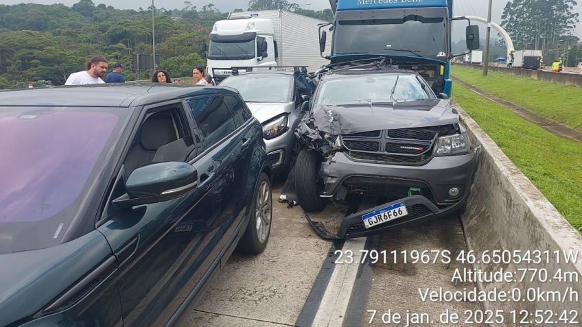 Veículos envolvidos em acidente no Trecho Sul do Rodoanel • Divulgação