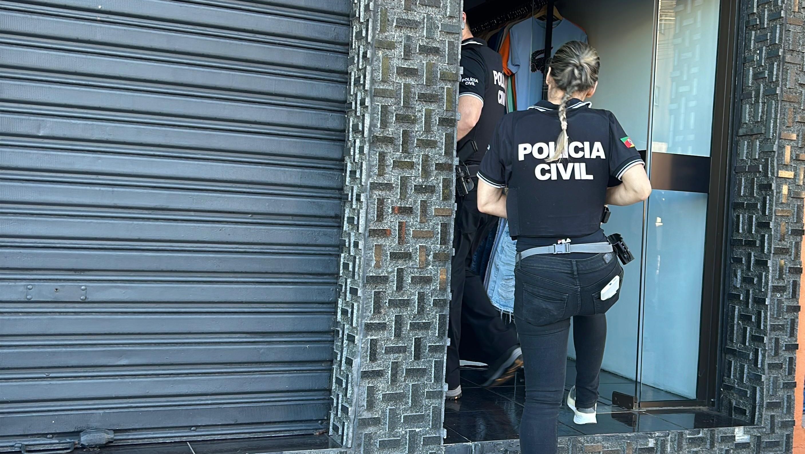 Agentes da Polícia Civil do Rio Grande do Sul durante operação em Porto Alegre