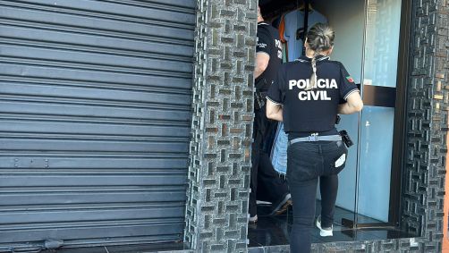 Agentes da Polícia Civil do Rio Grande do Sul durante operação em Porto Alegre