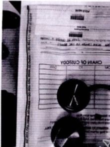 Fone de ouvido encontrado dentro de caixa de panetone • Reprodução