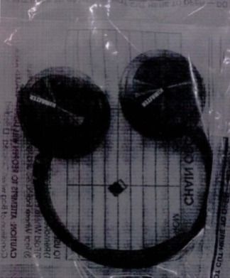 Fone de ouvido encontrado dentro de caixa de panetone • Reprodução