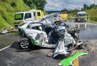 Mulher fica ferida após colidir com carro de prefeitura contra caminhão no PR