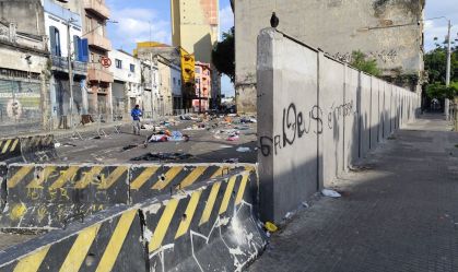 Prefeitura de São Paulo constrói muro na Cracolândia