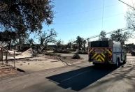 Equipes de resgate vasculham os destroços de casas queimadas em Los Angeles