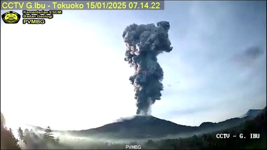 Monte Ibu em erupção na Indonésia