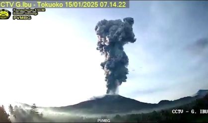 Três mil moradores saem de casa após erupção de vulcão na Indonésia