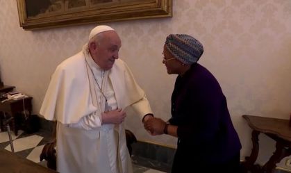 Com braço imobilizado após queda, Papa Francisco cumprimenta pessoas no Vaticano.