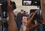Sem poder viajar, Bolsonaro se emociona ao acompanhar embarque de Michelle