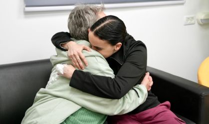 Refém recém liberta se encontra com a família em Israel.