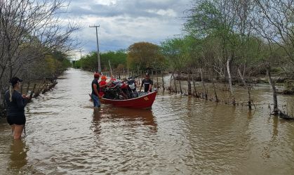 Chuvas no Ceará: moradores são resgatados após barragem transbordar