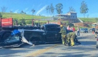Acidente envolvendo caminhonete e carreta deixa três mortes no interior de Minas