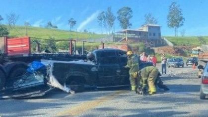 Acidente envolvendo caminhonete e carreta deixa três mortes no interior de Minas