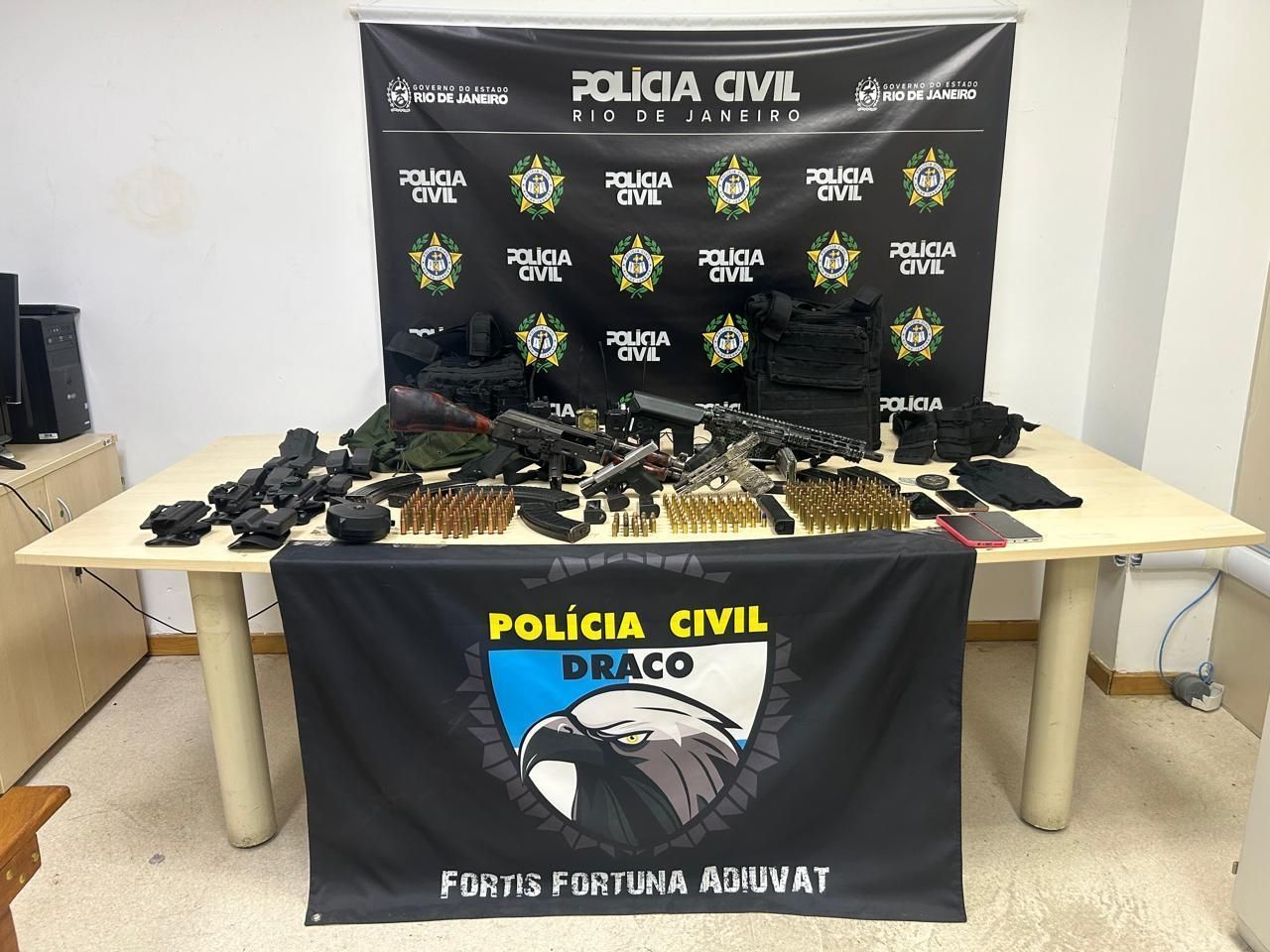 Imagem de destaque do post: Polícia Civil prende milicianos e apreende armas de guerra na Zona Oeste