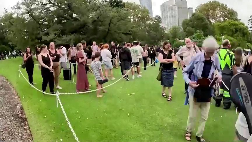Milhares de visitantes fizeram fila para cheirar e tirar foto com a Flor-cadáver no Royal Botanic Garden em Sydney • Reprodução/Reuters