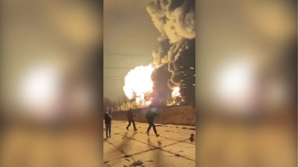 Pessoas fogem de refinaria de petróleo em chamas em Ryazan, na Rússia