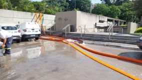 Após alagamento, equipes trabalham para retirar a água da estação Jardim São Paulo do metrô