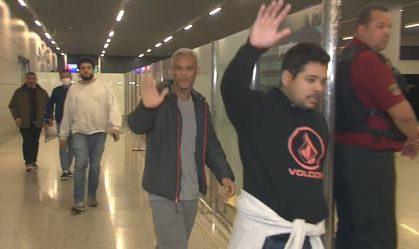 Brasileiros deportados relatam agressões e maus-tratos em voo dos EUA