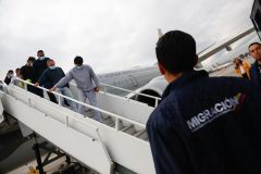 Colômbia recebe primeiros voos com deportados dos EUA
