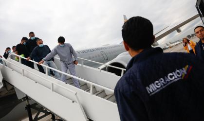 Deportações de Trump chegaram a custar US$ 1 milhão cada, diz relatório