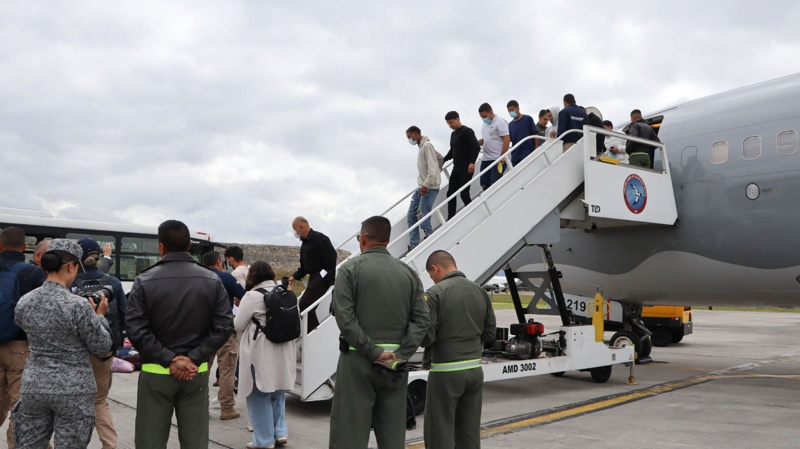 Voo com migrantes colombianos chega a Colombia.
