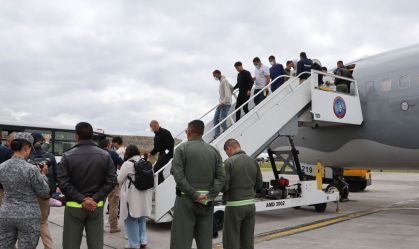 Voo com migrantes colombianos chega a Colombia.