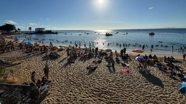 Praia em Salvador ficou vazia após protesto de ambulantes • Reprodução