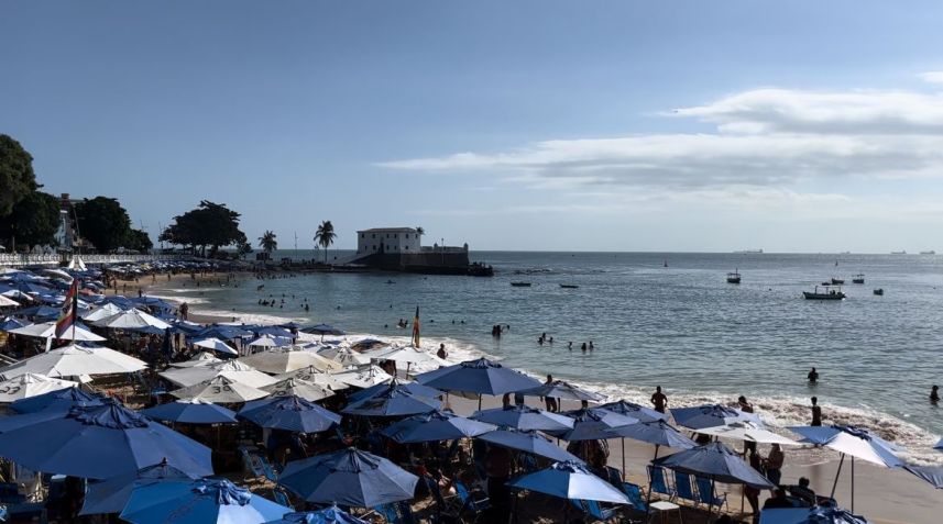 Praia em Salvador estava cheia no dia anterior ao protesto dos ambulantes • Camla Tíssia/CNN