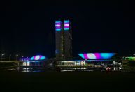 Após pedido de deputadas, Congresso é iluminado com cores da bandeira trans