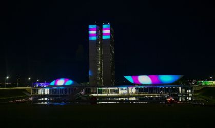Após pedido de deputadas, Congresso é iluminado com cores da bandeira trans