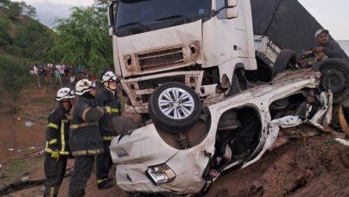 Caminhão passou por cima de carro na Bahia