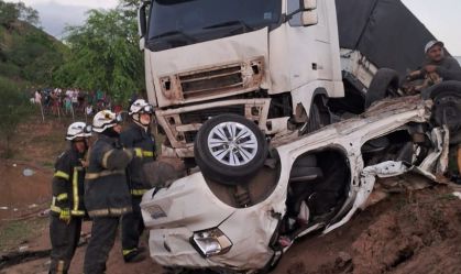 Caminhão passou por cima de carro na Bahia