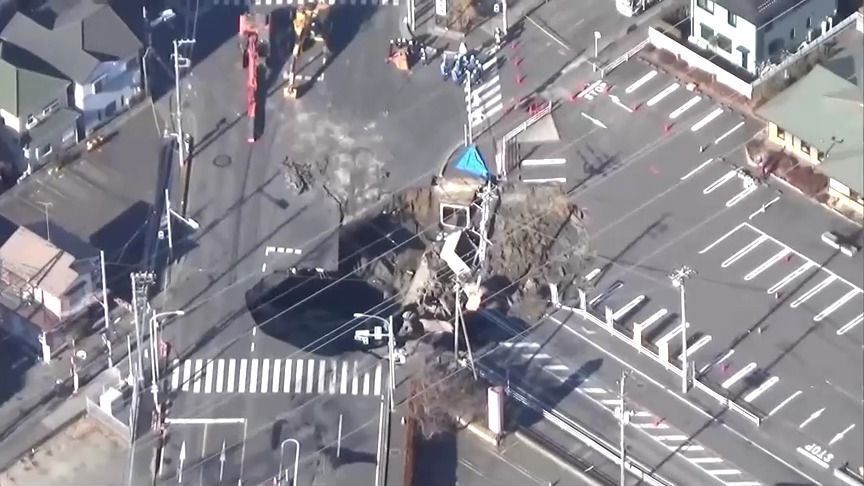 Cratera engoliu caminhão e motorista em Saitama, Japão.