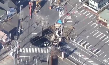 Cratera que engoliu idoso em caminhão no Japão está se expandindo