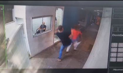 Motorista confessa que chutou idosa por causa de “farelo de biscoito”
