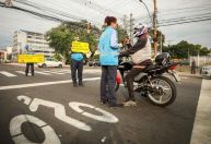 Motociclista é multado duas vezes na mesma avenida em menos de uma hora