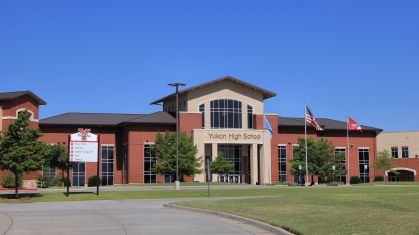 Escola Yukon High School, na cidade de Yukon, no estado de Oklahoma, nos Estados Unidos.