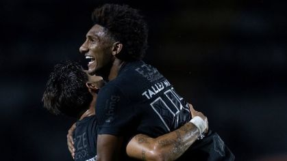 Talles Magno abraça Yuri Alberto após gol do Corinthians