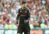 Veja marcas de tiros no carro de Rossi, goleiro do Flamengo